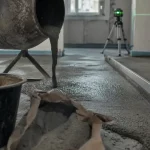 Faire une chape liquide à la bétonnière : mortier fluide coulé après malaxage