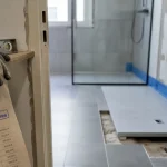 Remplacer une baignoire par douche italienne : pose chantier, étanchéité et évacuation