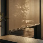 Store exterieur vertical en toile screen pour ombre et intimité
