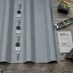 Comment poser une toiture en tôle ondulée : vis avec rondelles EPDM au sommet d’onde